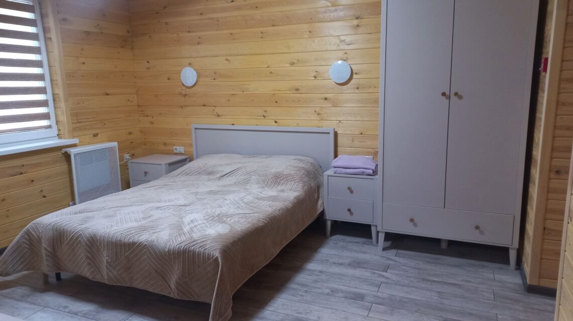 Спальня двухместный двухкомнатный номер в коттедже