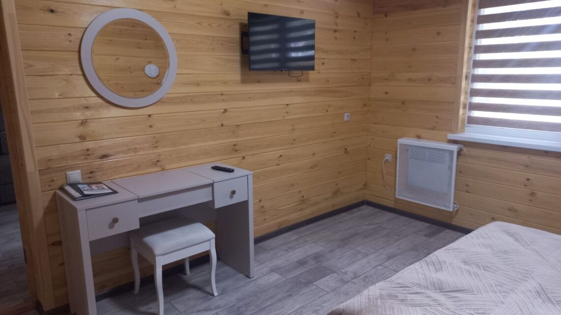 Туалетный столик в спальне номера 