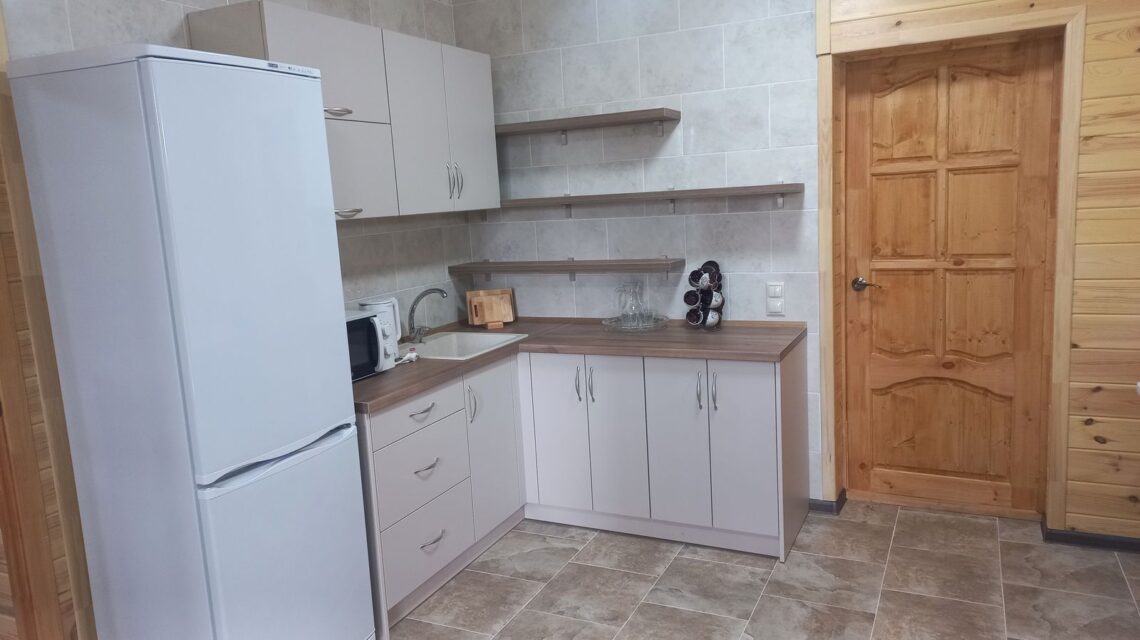 Кухонная зона номера в коттедже